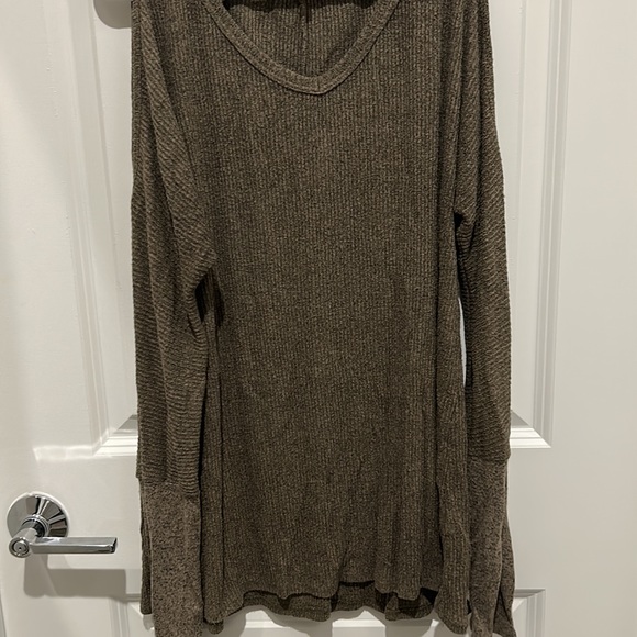 Andree by Unit womens Army Green cold shoulder Sweater size Med - Picture 4 of 4